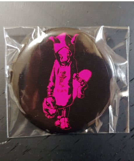 【Bug Screaming】”MUTSUYO” Tin Badge Pink