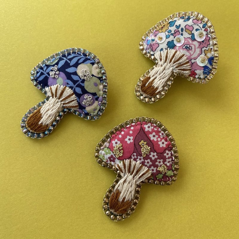 Brooch: Flower Mushroom『お花のリバティキノコ刺繍ブローチ』 | SOR