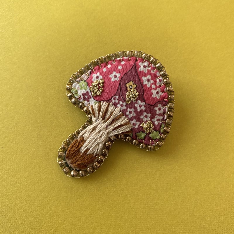 こり198.キラキラきのこ ビーズ 刺繍ブローチ ハンドメイドアクセサリ こり様専用198.キラキラきのこ ビーズ 刺繍ブローチ ハンドメイド