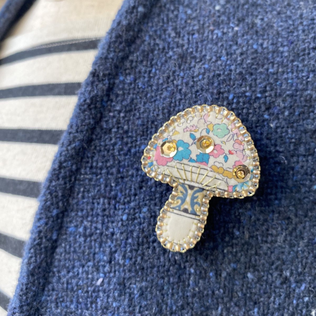 Brooch: Flower Mushroom『イングリッシュガーデンきのこ刺繍