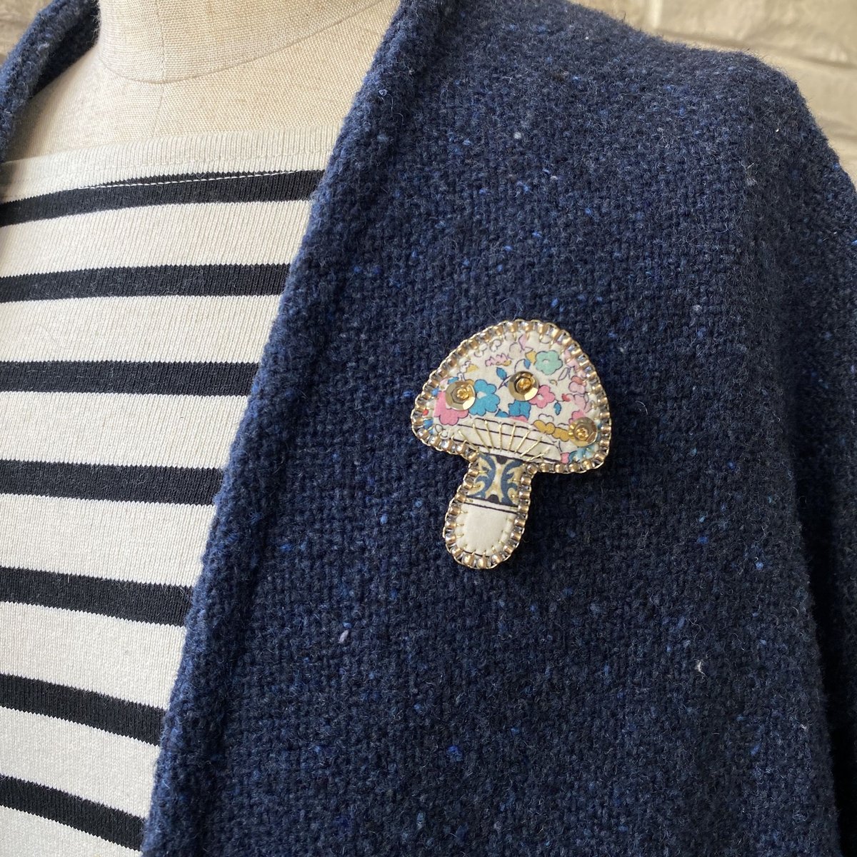 Brooch: Flower Mushroom『イングリッシュガーデンきのこ刺繍