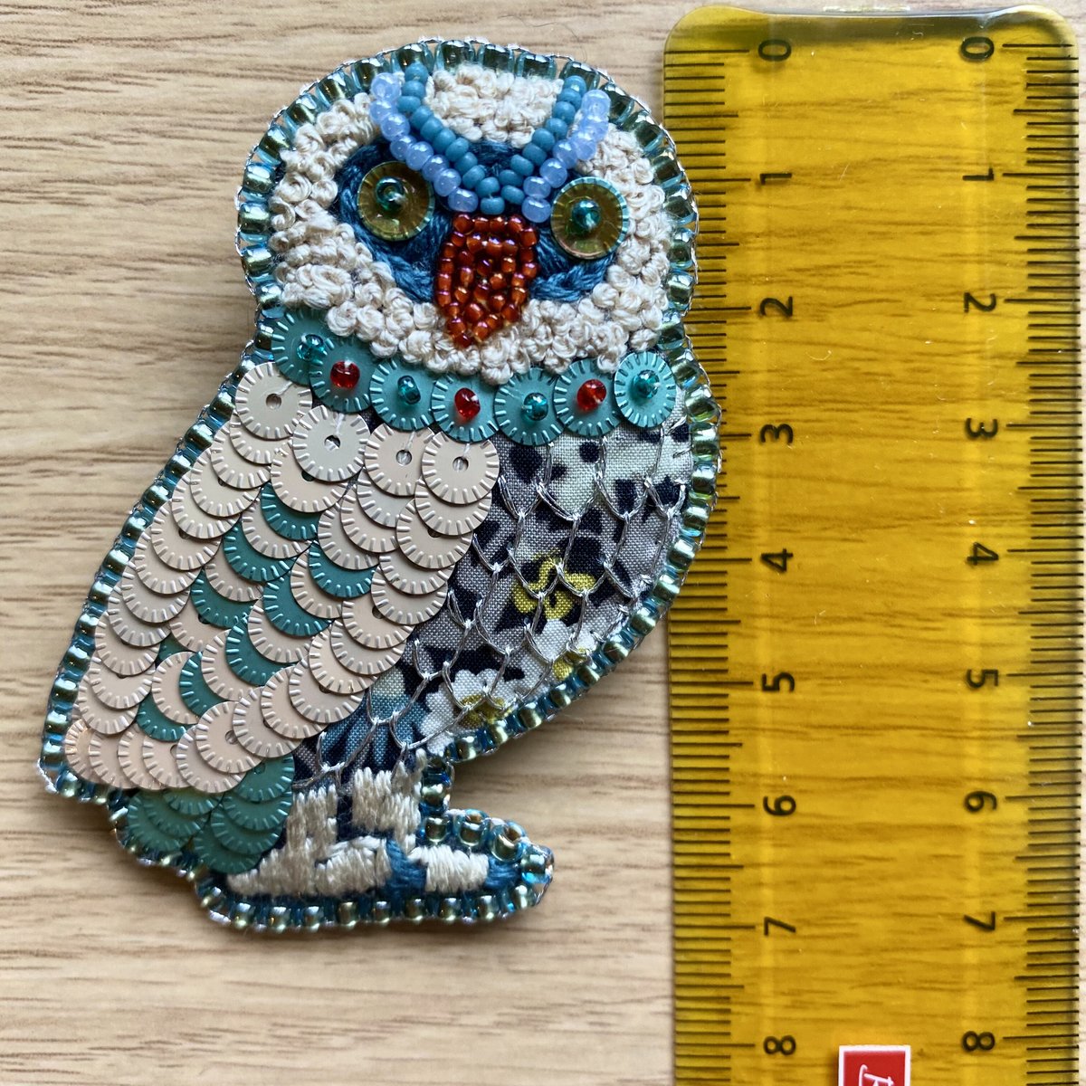 フクロウ　ビーズ刺繍ブローチNO.8 フクロウビーズ刺繍ブローチNO.8