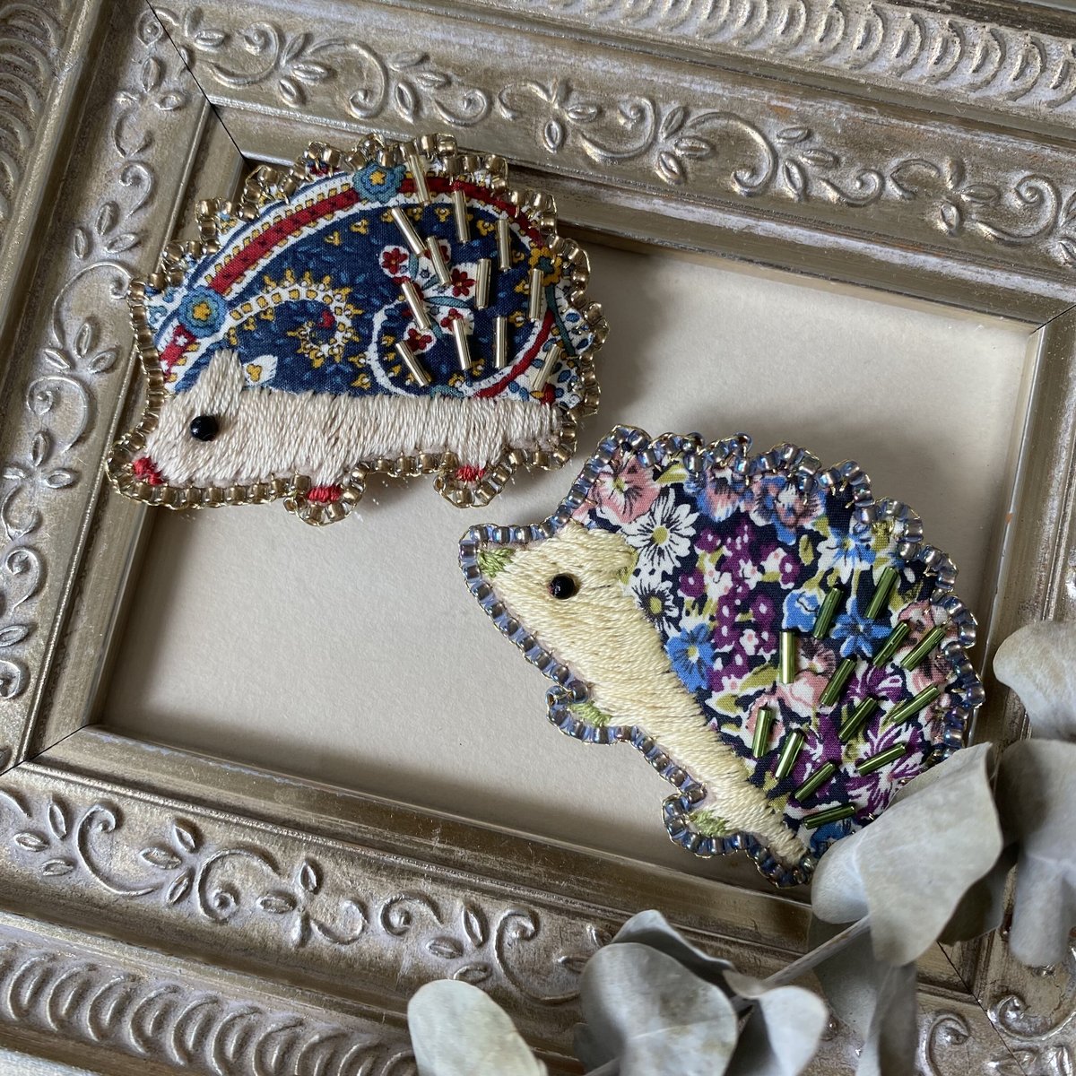 こり 紫陽花 ハリネズミ ビーズ 刺繍 ブローチ ハンドメイド Brooch:Hedgehogハリネズミブローチ『リバティxビーズ刺繍