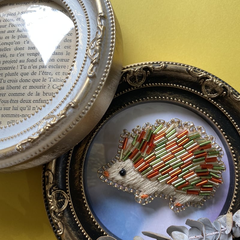Brooch:Hedgehogハリネズミブローチビーズ刺繍『煌めく世界に