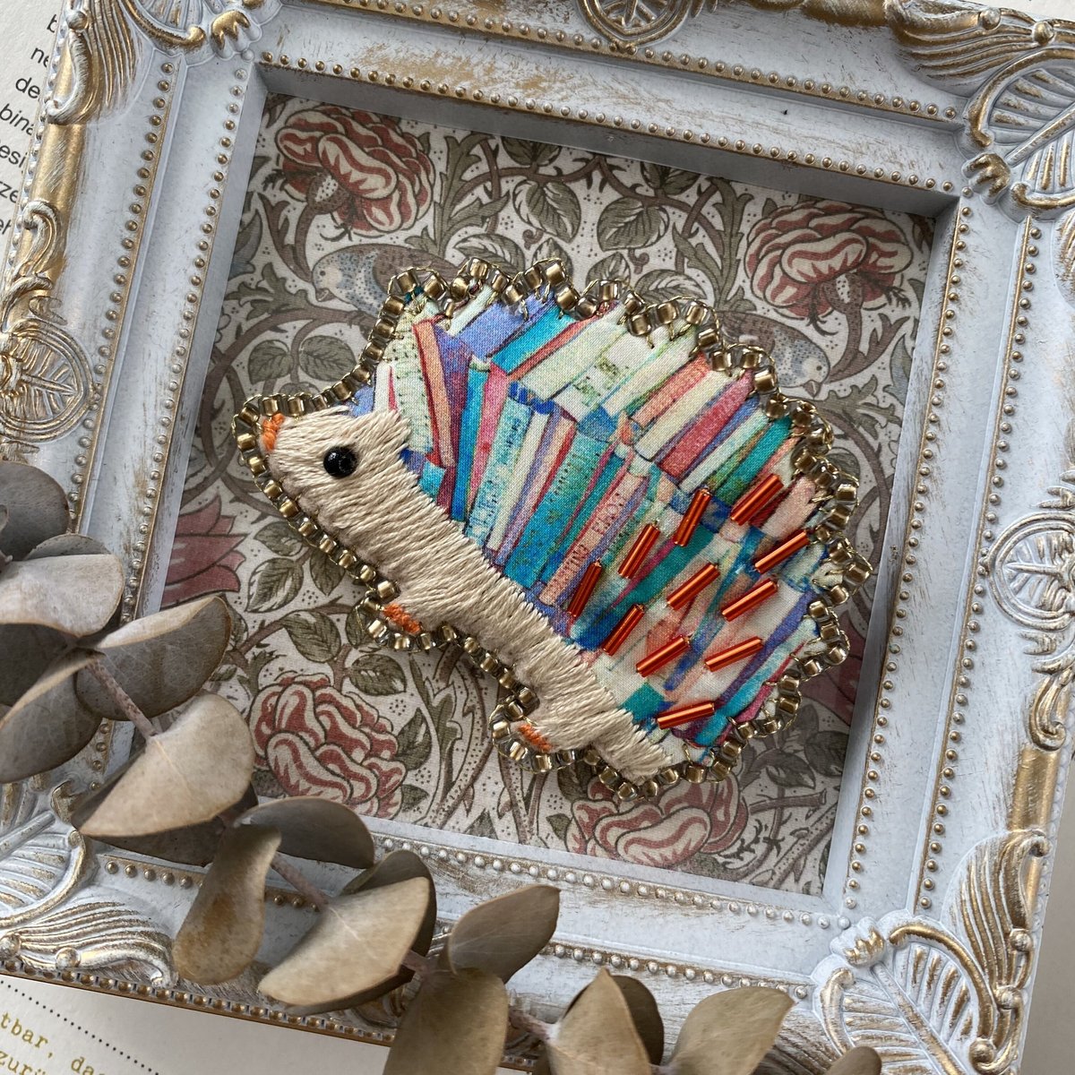 こり 紫陽花 ハリネズミ ビーズ 刺繍 ブローチ ハンドメイド ビーズ刺繍ブローチ ✳︎小さなはりねずみ✳︎ /動物/秋