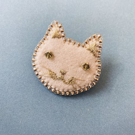 Brooch:White Cat<Glitter eyes>『白猫ブローチwithスワロアイズ』