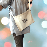 OSAKA ROOTS サコッシュ 02 ナチュラル・シルバーラメ刺繍