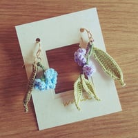 紫式部のピアス(水色×薄青紫)