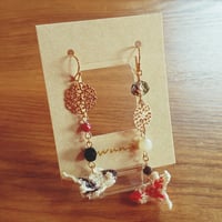金魚のピアス(灰×朱)