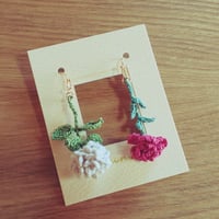 紫陽花とカーネーションのピアス(薄灰×赤)