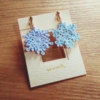 雪の結晶イヤリング(水色)