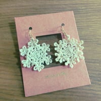 雪の結晶ピアス(ベージュ)