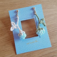 薔薇のイヤリングS(水色×ミント)