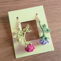 薔薇のピアスL(赤×薄青紫)