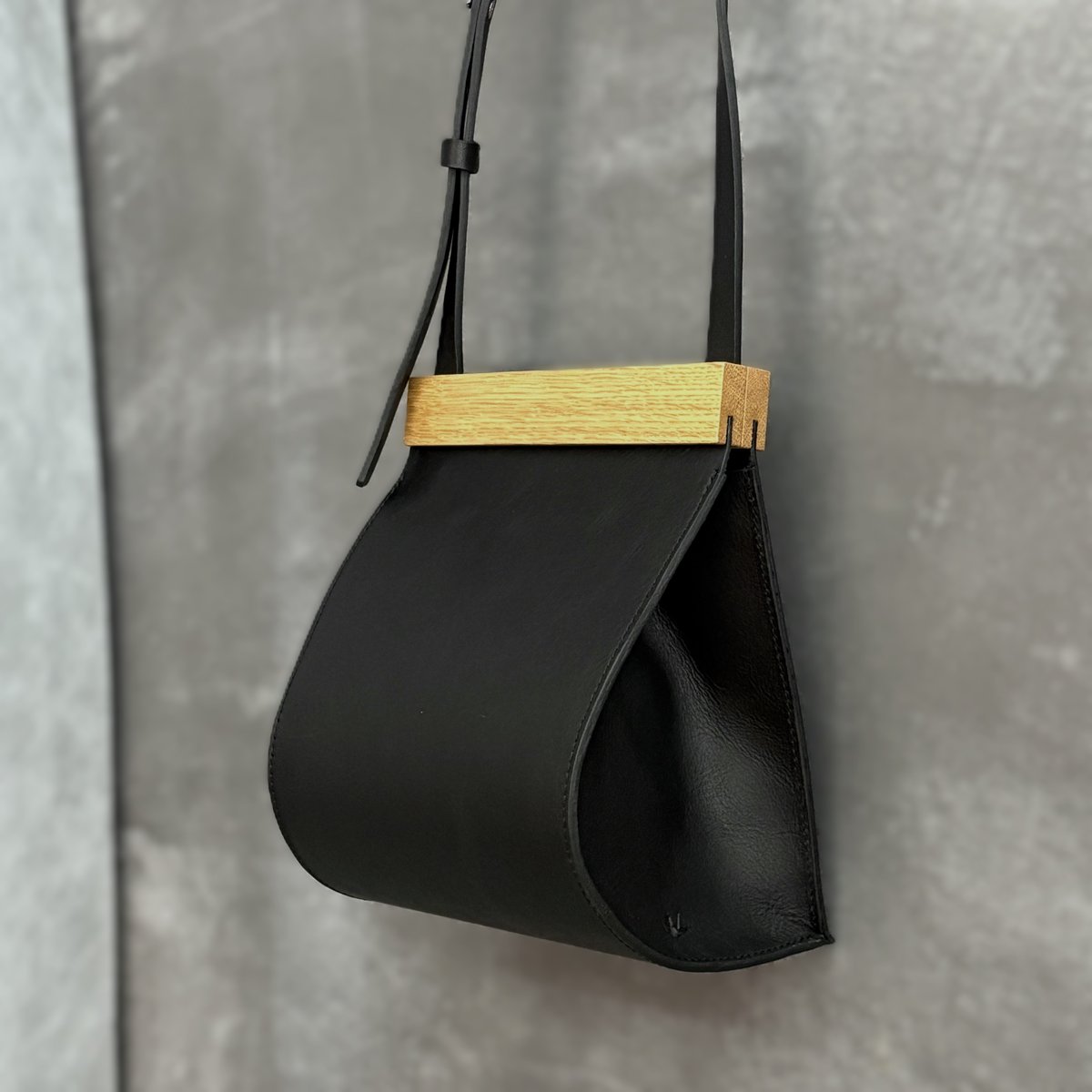 別注】< YURUKU > Clap Wood Round Pouch S / Flat S