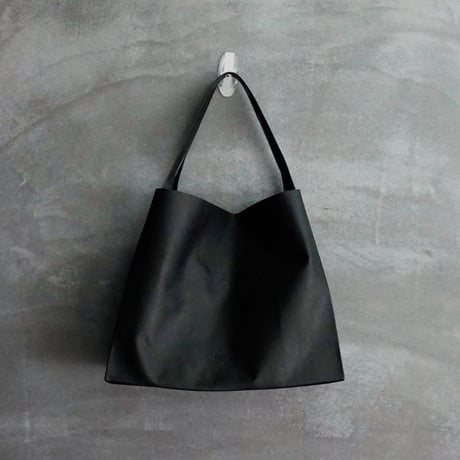 < h concept > CORGA L BAG SMALL / Black