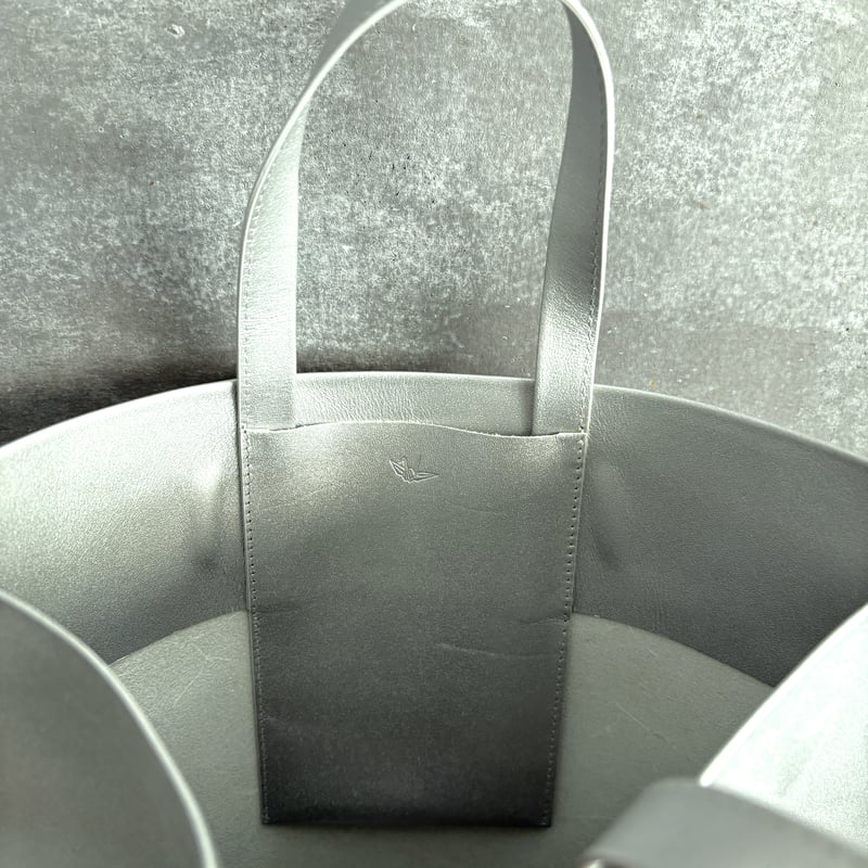 しーかグレー モノグラム ハンドバッグ Vita Convertible Wristlet - Leather - Gunmetal – The Sak