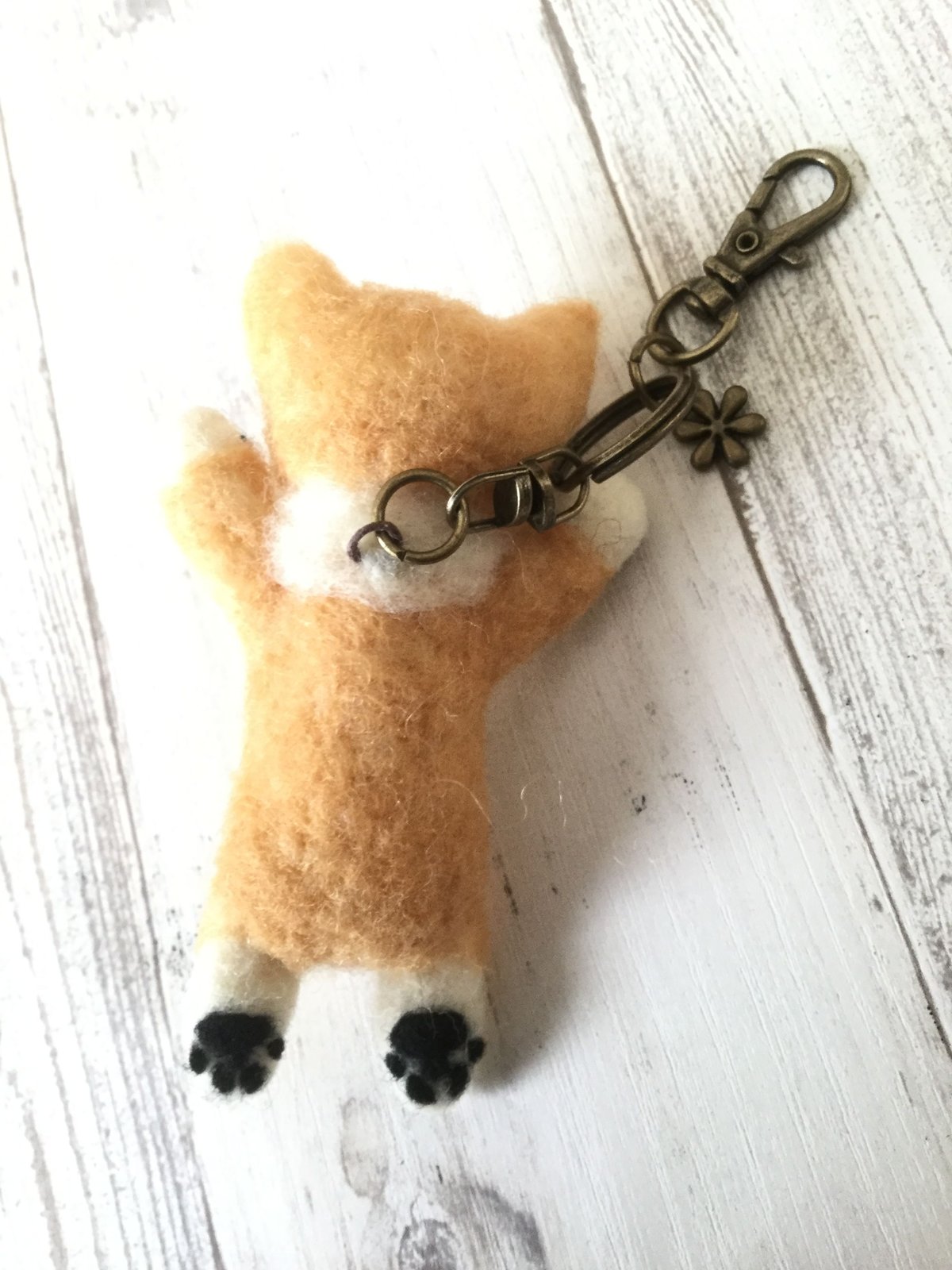 羊毛フェルト 寝てる子犬チャーム(コーギー) | Zoë