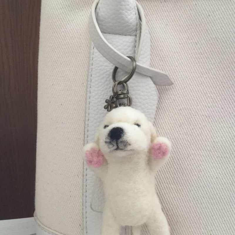 羊毛フェルト 寝てる子犬チャーム(ラブラドールレトリバー) | Zoë