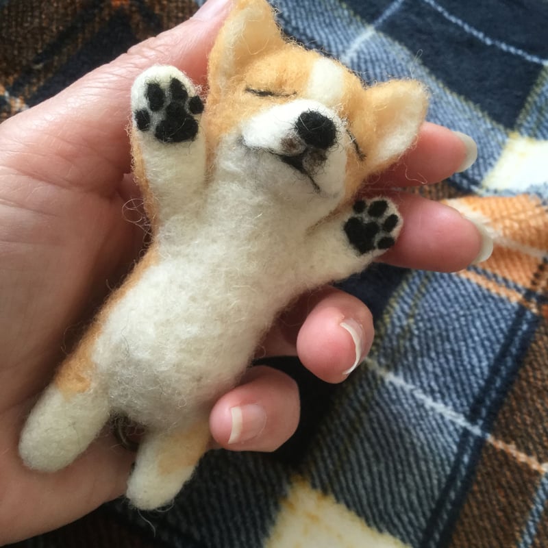羊毛フェルト 寝てる子犬チャーム(コーギー) | Zoë