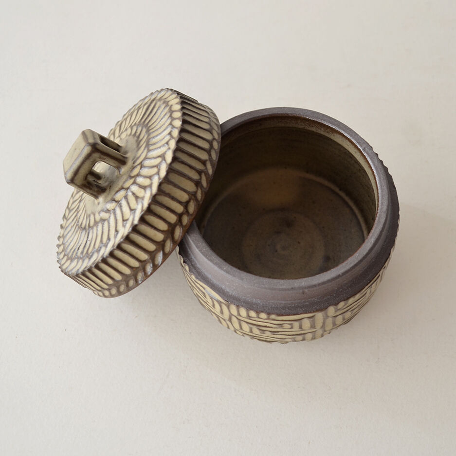 古物 陶器製￼ （ 男は大好き）￼送料込み タイ古陶磁 スンコロク 宋胡録 蓋付 小壷 C 5964 - メルカリ