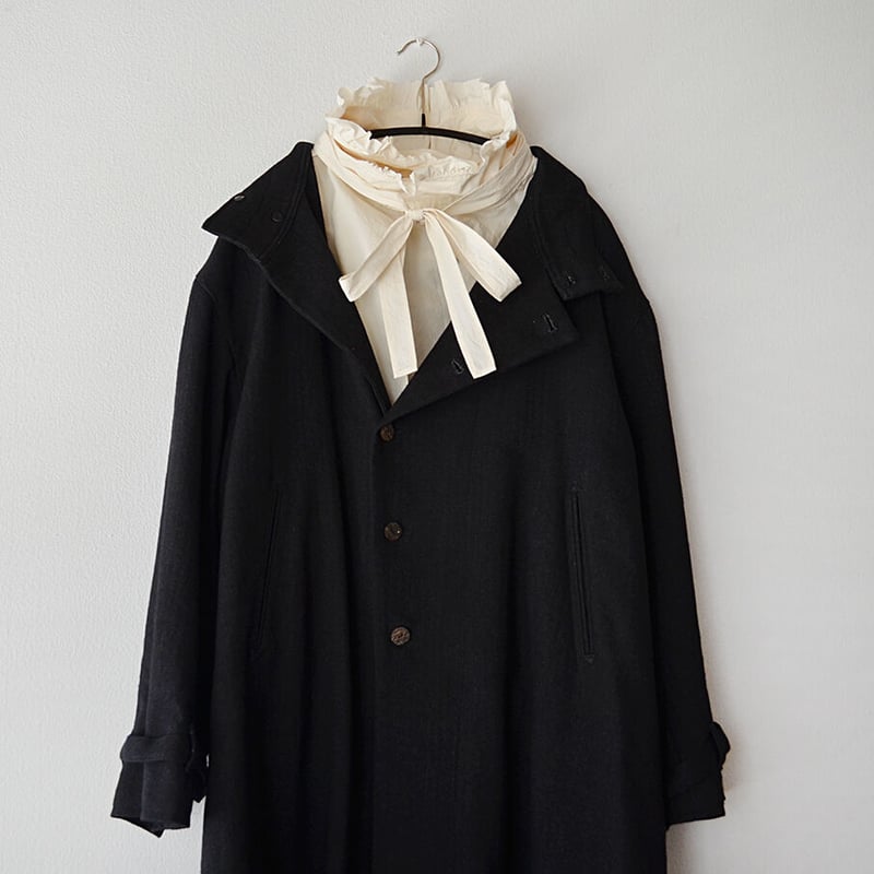 GASA*/さかさま小路 インサイドフリルカラーコート fog black GASA*/さかさま小路 インサイドフリルカラーコート fog black