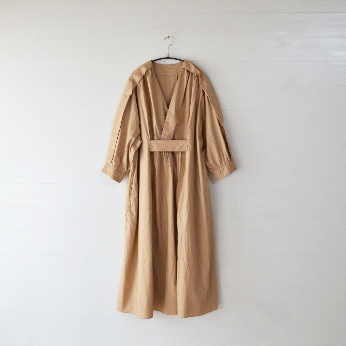 UNIVERSAL TISSU タイプライタータックワンピース UNIVERSAL TISSU｜ナチュラルタイプライター タックギャザー