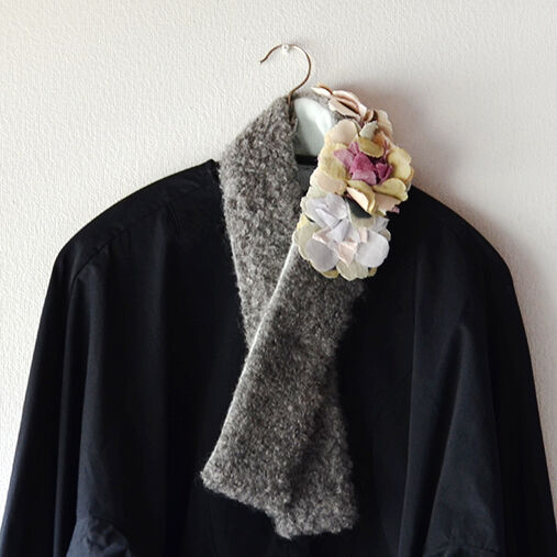 GASA*/無口なゆうじん コサージュストール Ash gray | ichishina GASA*/無口なゆうじん コサージュストール Ash gray | ichishina