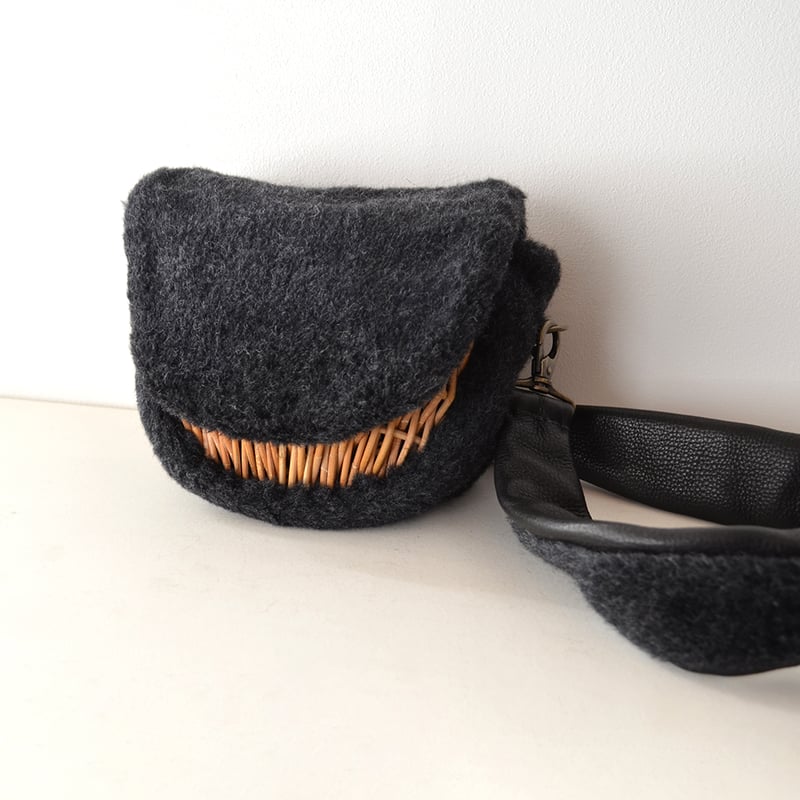 eb.a.gos ボア、ウト、ウト・ボディバッグS Black | ichishina web