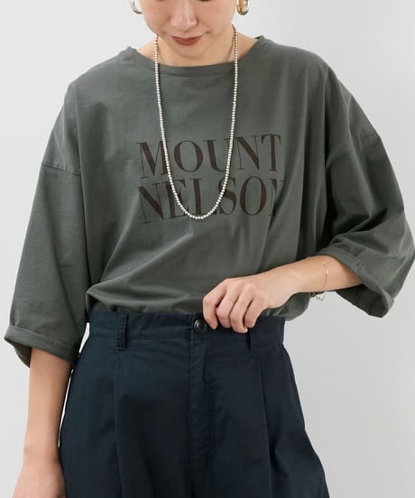 【MICA&DEAL】0125309216 "MOUNT NELSON"ロゴ5分袖T-shirt