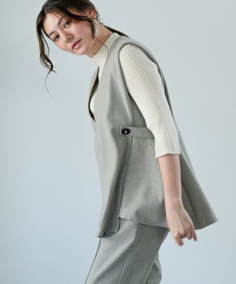 【Lallia Mu 26AW】2614690 Vカットストレッチベスト