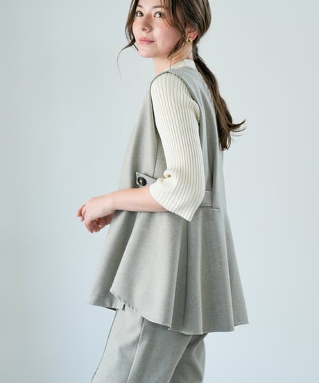 【Lallia Mu 26AW】2614690 Vカットストレッチベスト