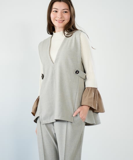 【Lallia Mu 26AW】2614690 Vカットストレッチベスト