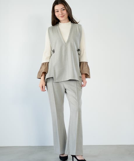 【Lallia Mu 26AW】2614690 Vカットストレッチベスト