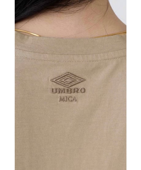 【UMBRO×MICA&DEAL】 0126309106 "MADL"ロゴプリントT-shirt