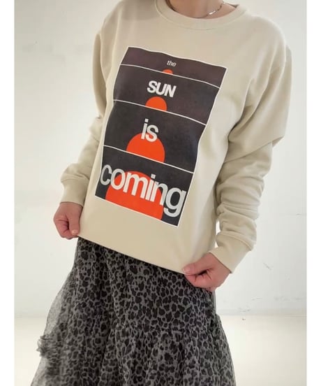 【sfide】 1262018 “THE SUN IS COMING”ロゴスウェット