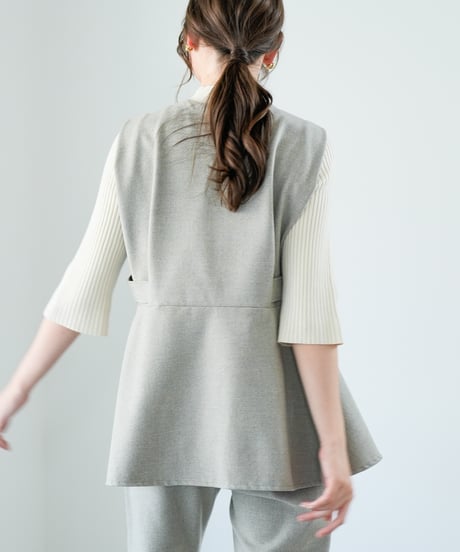 【Lallia Mu 26AW】2614690 Vカットストレッチベスト