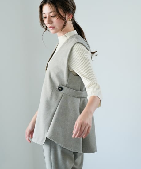 【Lallia Mu 26AW】2614690 Vカットストレッチベスト