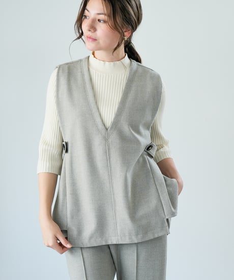 【Lallia Mu 26AW】2614690 Vカットストレッチベスト