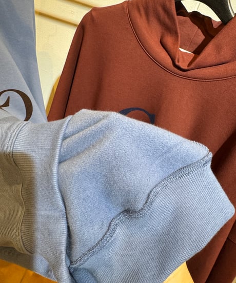 33【Lallia Mu 26AW】2614501 スタンドネックロゴプルオーバー