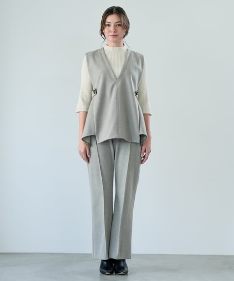 【Lallia Mu 26AW】2614690 Vカットストレッチベスト