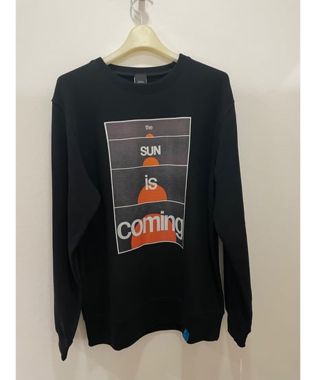 【sfide】 1262018 “THE SUN IS COMING”ロゴスウェット