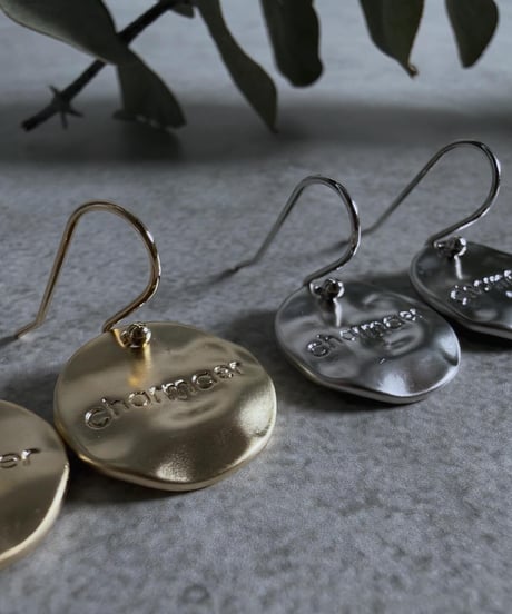 【charmaer 26AW】256704　数量限定　チャーマーオリジナルプレートピアス
