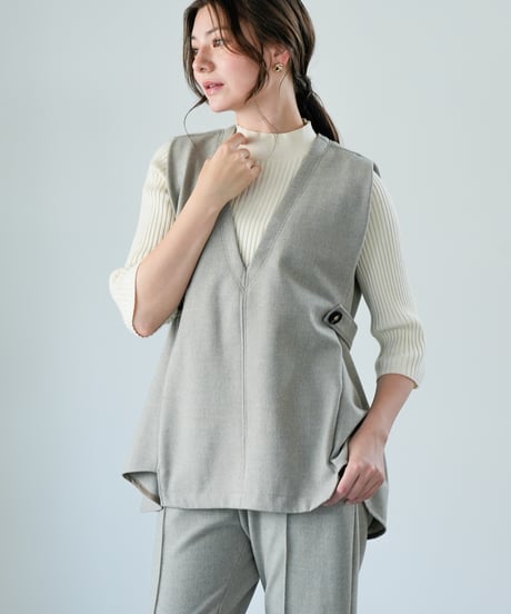 【Lallia Mu 26AW】2614690 Vカットストレッチベスト