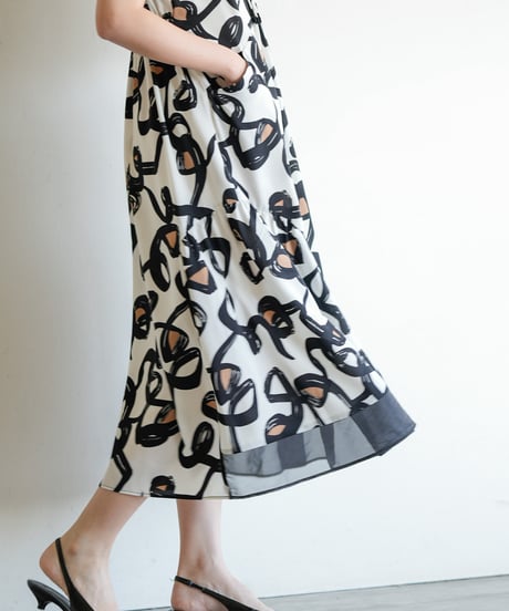【Lallia Mu】 2612363 ペイントグラフィックワンピース