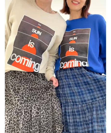 【sfide】 1262018 “THE SUN IS COMING”ロゴスウェット