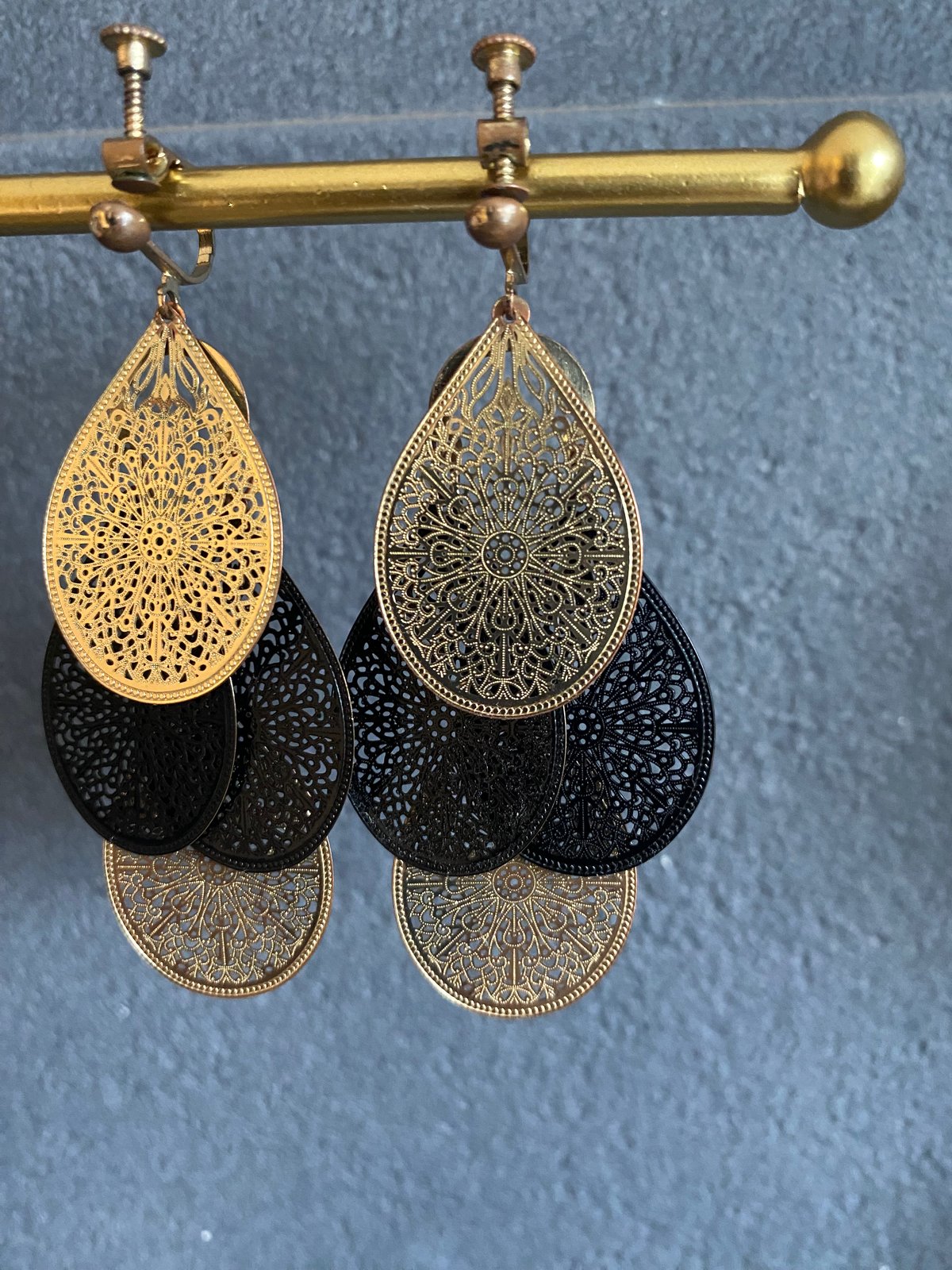 イヤリング【 ゴールド × ブラック】金具交換可 ピアス ロングタイプ