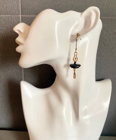 ピアス【 バレリーナ× ゴールド 】オリエタル アクセサリー 雑貨 かわいい プレゼント インテリア