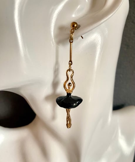 ピアス【 バレリーナ× ゴールド 】オリエタル アクセサリー 雑貨 かわいい プレゼント インテリア
