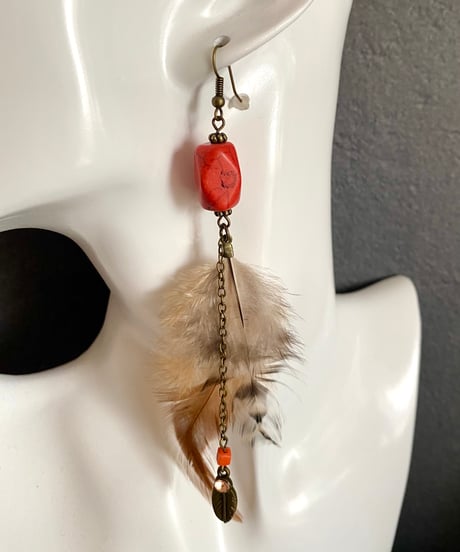 ピアス【フェザー / レッドストーン 】金具交換可能 イヤリング 揺れる  アクセサリー オリエンタル  エスニック インディアン プレゼント 海外製  雑貨 インテリア
